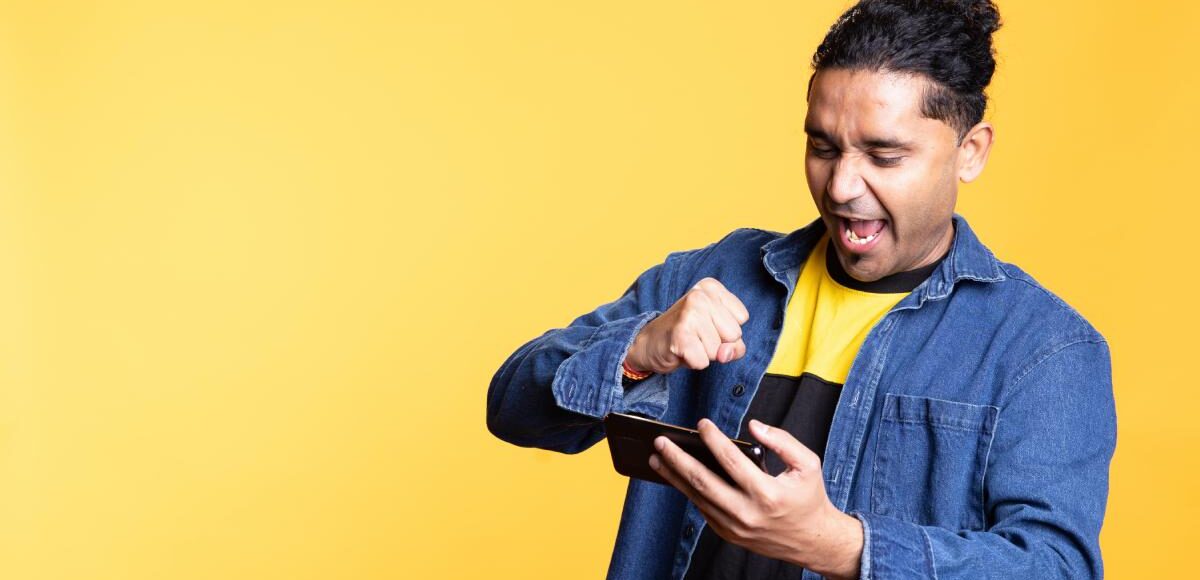 Hombre celebrando ganancias tras cumplir el rollover en apuestas deportivas