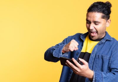 Hombre celebrando ganancias tras cumplir el rollover en apuestas deportivas