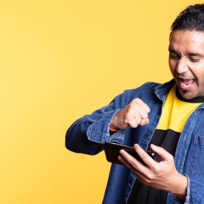 Hombre celebrando ganancias tras cumplir el rollover en apuestas deportivas