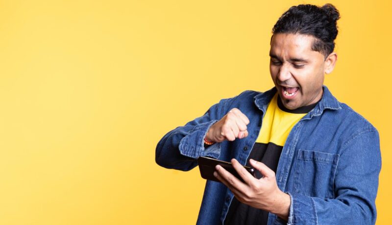 Hombre celebrando ganancias tras cumplir el rollover en apuestas deportivas