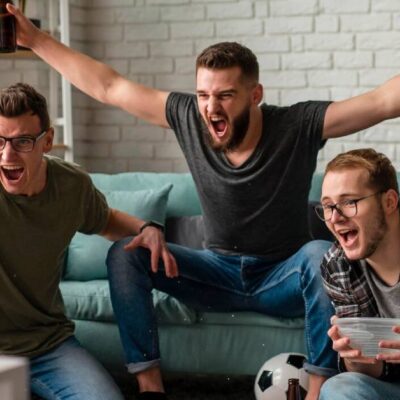 grupo de amigos celebrando un encuentro deportivo