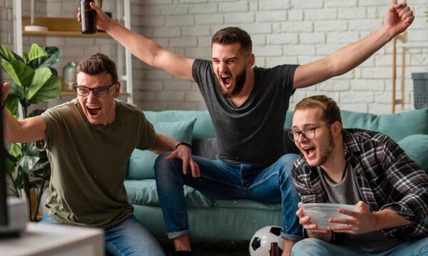 grupo de amigos celebrando un encuentro deportivo