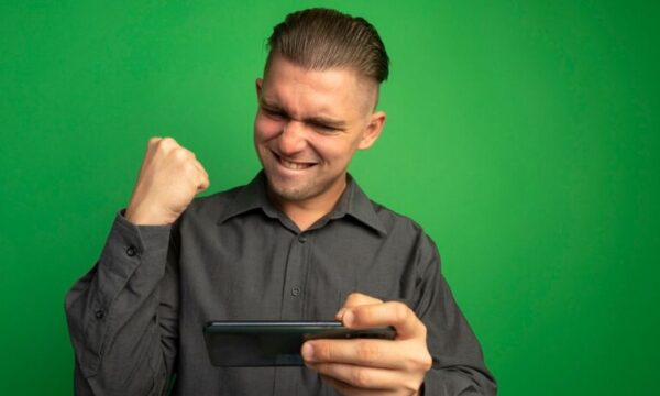 apostador peruano celebra con los bonos de bienvenida de Olimpo.bet