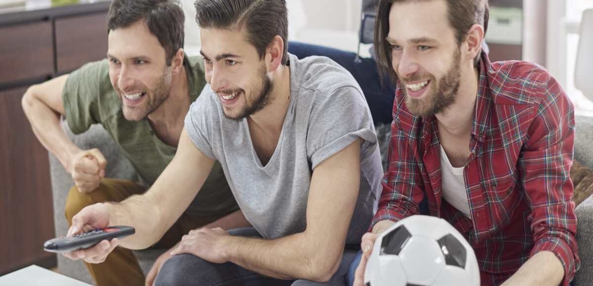 amigos reunidos viendo futbol