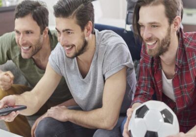 amigos reunidos viendo futbol