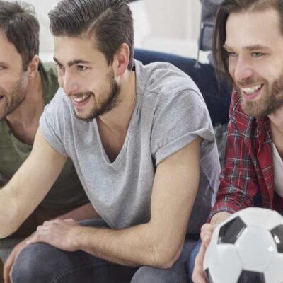 amigos reunidos viendo futbol