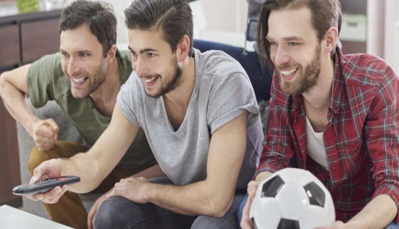 ¿Cuánto paga Sporting Cristal y cuándo juega? amigos reunidos viendo futbol