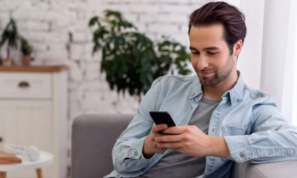 joven revisando cuánto paga Barcelona