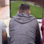 amigos esperando un buen resultado entre Perú vs Colombia
