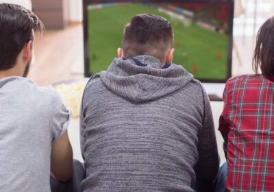 amigos esperando un buen resultado entre Perú vs Colombia