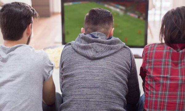 amigos esperando un buen resultado entre Perú vs Colombia
