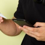 hombre apostando con métodos de pago seguros