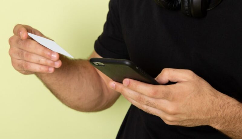 Métodos de pago seguros para tus apuestas online hombre apostando con métodos de pago seguros