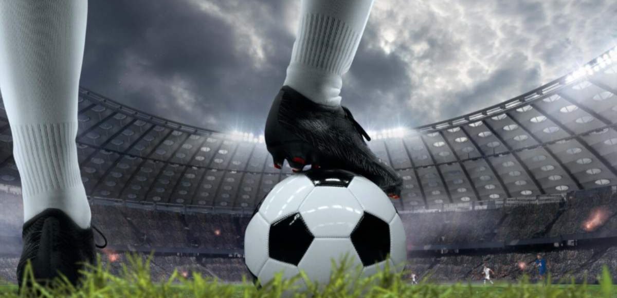 Todo sobre la Champions League 2025/26: Fechas, formato y equipos Futbolista con pelota en la champions 2025/26