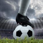 Futbolista con pelota en la champions 2025/26