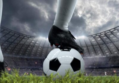 Futbolista con pelota en la champions 2025/26