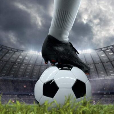 Futbolista con pelota en la champions 2025/26