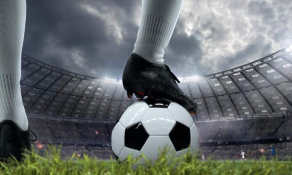 Futbolista con pelota en la champions 2025/26