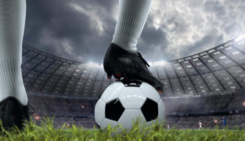 Todo sobre la Champions League 2025/26: Fechas, formato y equipos Futbolista con pelota en la champions 2025/26