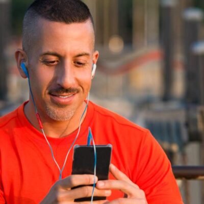 joven en celular cobra su pago anticipado en apuestas online