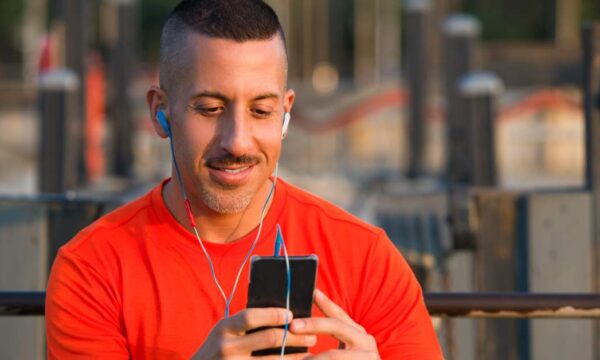 joven en celular cobra su pago anticipado en apuestas online