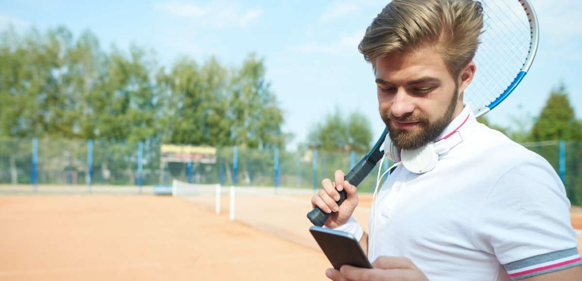 apostador leyendo pronósticos de tenis para apostar