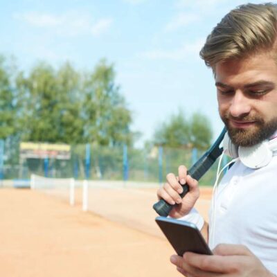 apostador leyendo pronósticos de tenis para apostar
