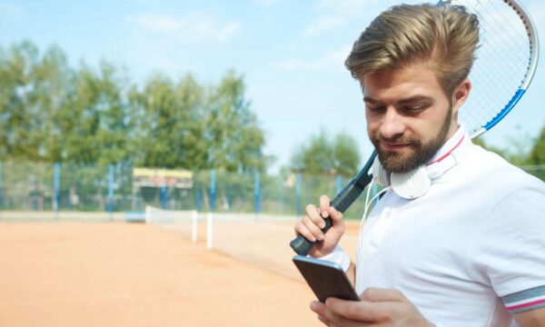 apostador leyendo pronósticos de tenis para apostar