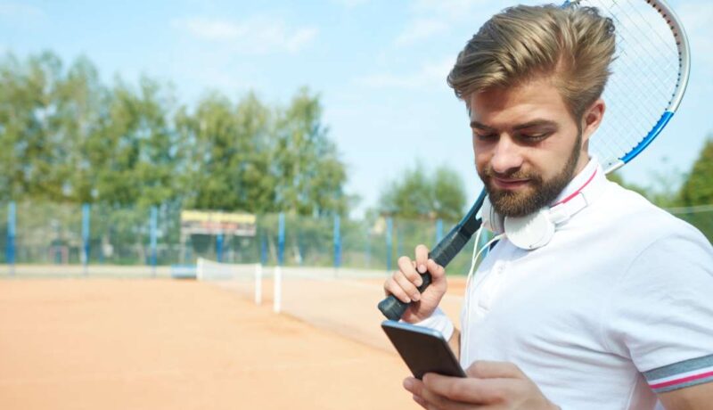 Pronóstico de tenis: claves para apostar con éxito apostador leyendo pronósticos de tenis para apostar