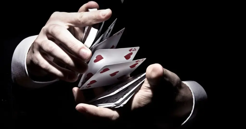 crupier barajando cartas para jugar blackjack online
