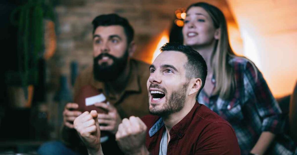 gente feliz ganando sus apuestas de tenis
