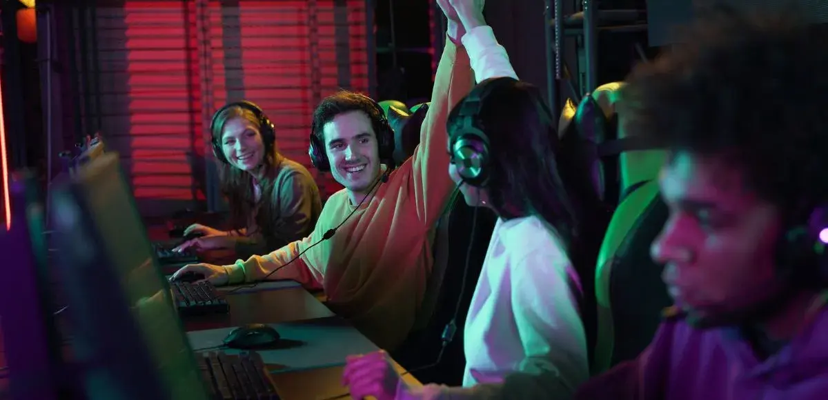 jóvenes en computadoras haciendo apuestas esports