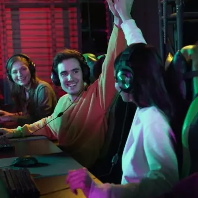 jóvenes en computadoras haciendo apuestas esports