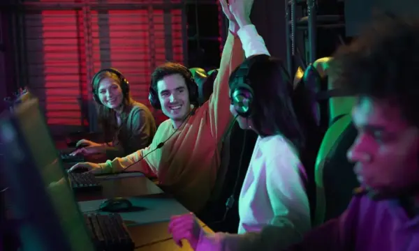 jóvenes en computadoras haciendo apuestas esports