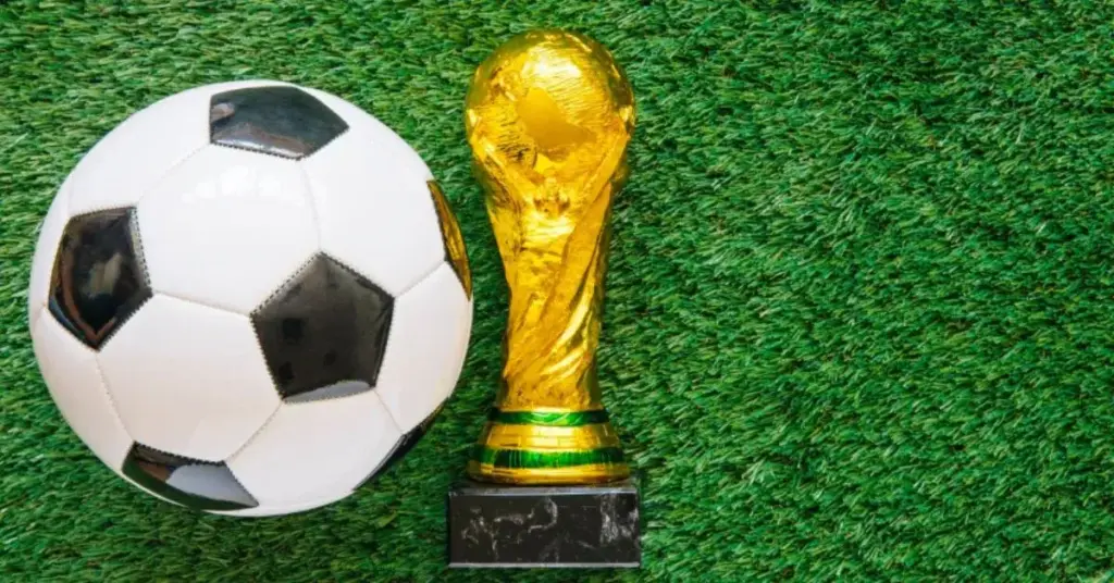 Balón y Copa del Mundial 2026 en campo para la selección victoriosa