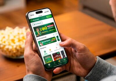 Hombre conoce a Olimpo.bet, una plataforma de apuesta legal