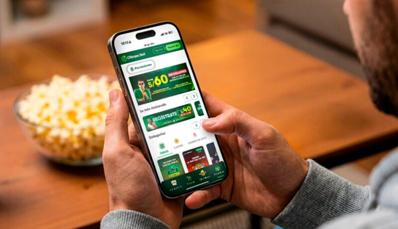Hombre conoce a Olimpo.bet, una plataforma de apuesta legal