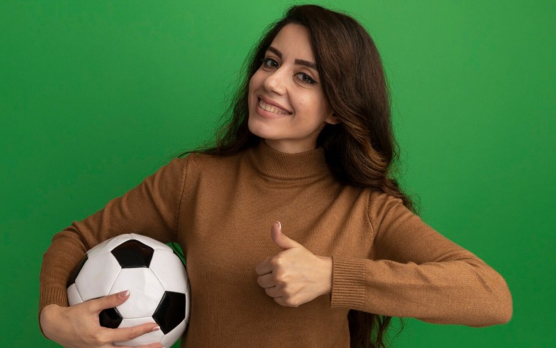 jugadora feliz por ganar sus apuestas de futbol con olimpo.bet