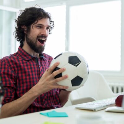 joven explorando los tipos de apuestas deportivas de olimpo.bet