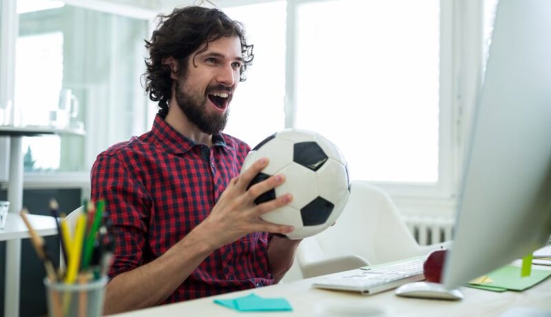 joven explorando los tipos de apuestas deportivas de olimpo.bet