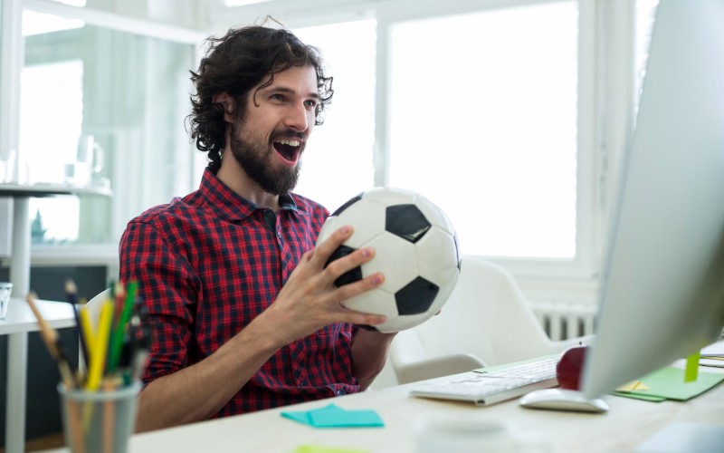 joven explorando los tipos de apuestas deportivas de olimpo.bet