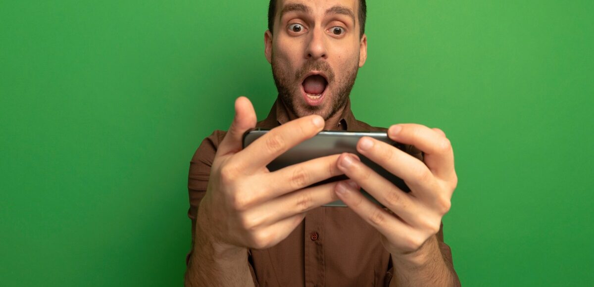 hombre juega y descubre las cuotas de apuestas deportivas