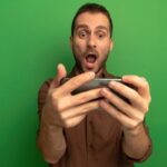 hombre juega y descubre las cuotas de apuestas deportivas