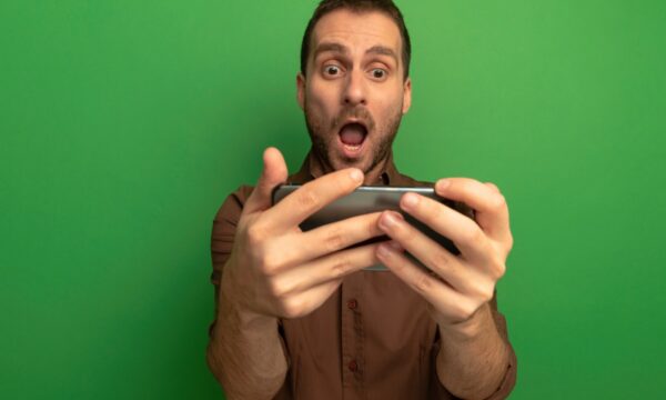 hombre juega y descubre las cuotas de apuestas deportivas