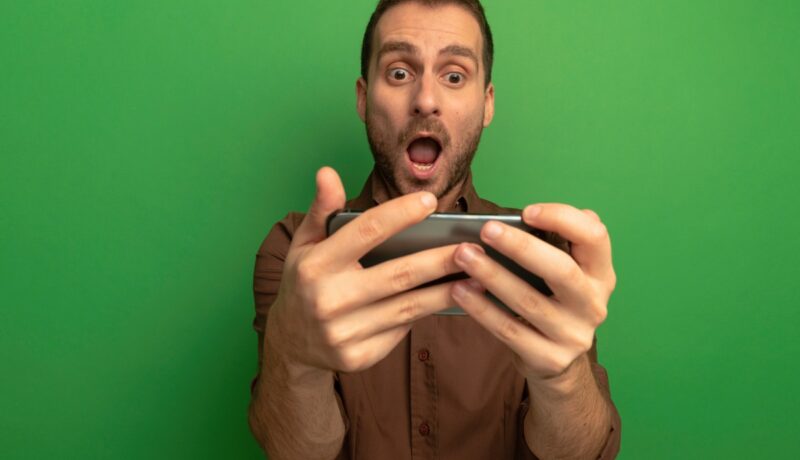 hombre juega y descubre las cuotas de apuestas deportivas