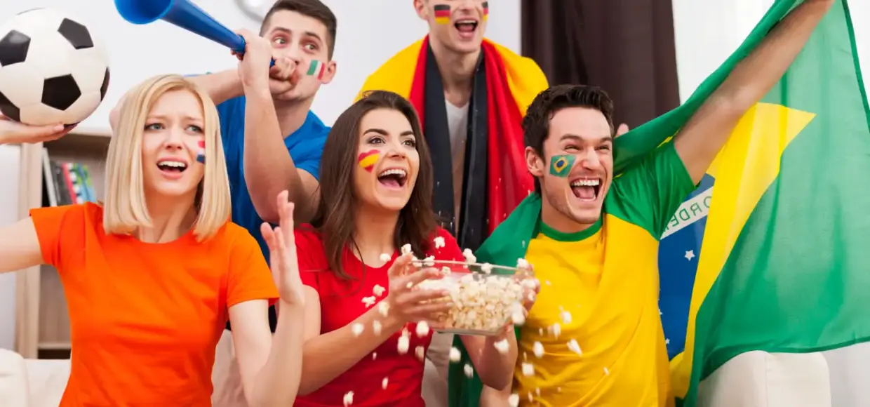 Grupo de amigos organizando polla para el Mundial 2026