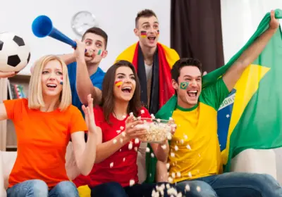 Grupo de amigos organizando polla para el Mundial 2026