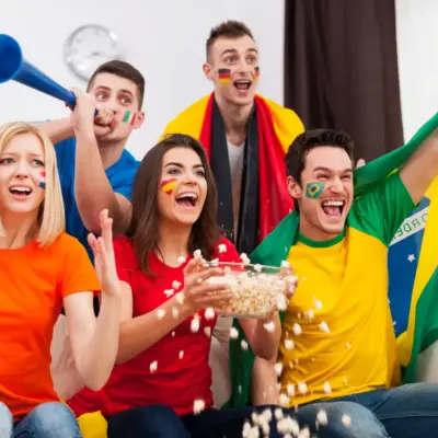 Grupo de amigos organizando polla para el Mundial 2026