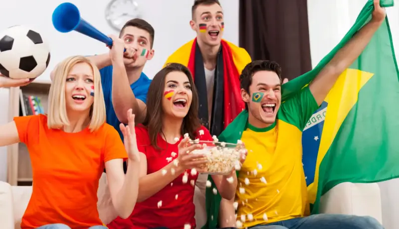 Grupo de amigos organizando polla para el Mundial 2026