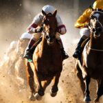 Jinetes en plena carrera de caballos